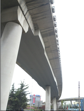 梁體粘貼碳纖維布，并進(jìn)行梁底修補(bǔ)