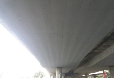 梁體粘貼碳纖維布，并進(jìn)行梁底修補(bǔ)